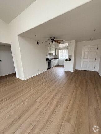 Building Photo - 715