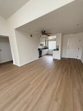 Building Photo - 715