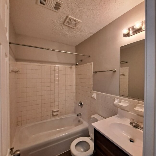 Building Photo - 606 Weaver Rd