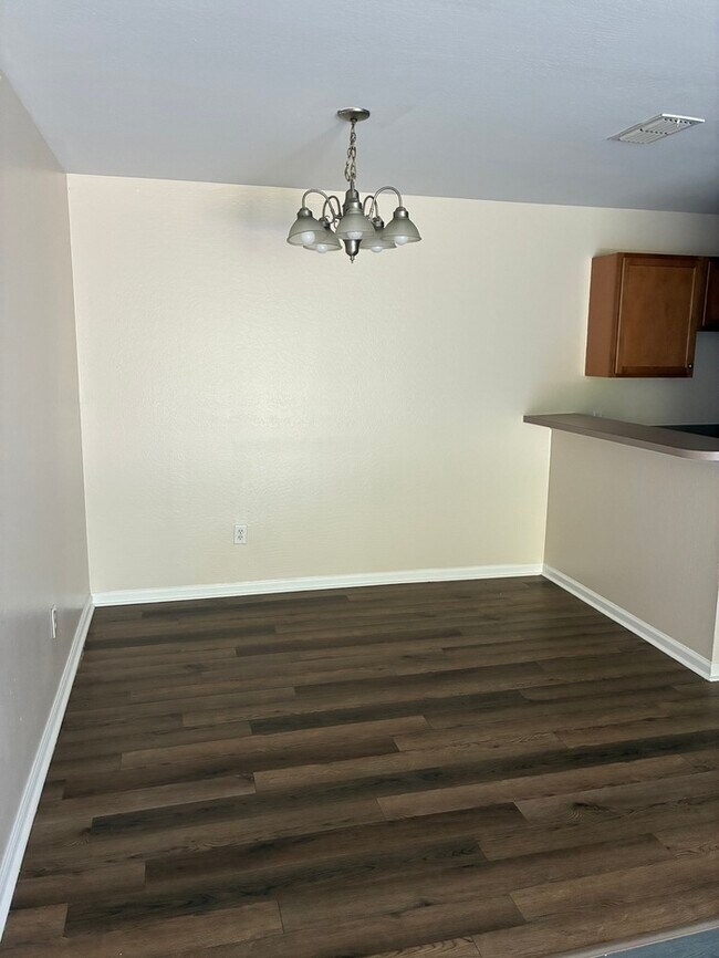Building Photo - Beautiful 4/2 duplex