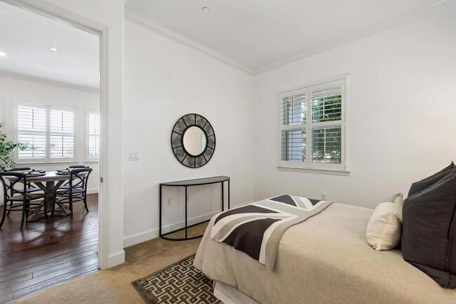 Building Photo - Huge and Lovely home