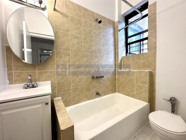 Building Photo - 45 Tiemann Place