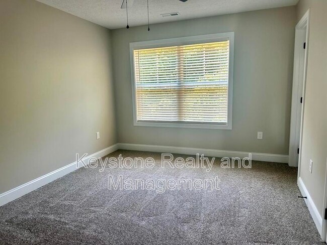 Building Photo - 114 Village Dr