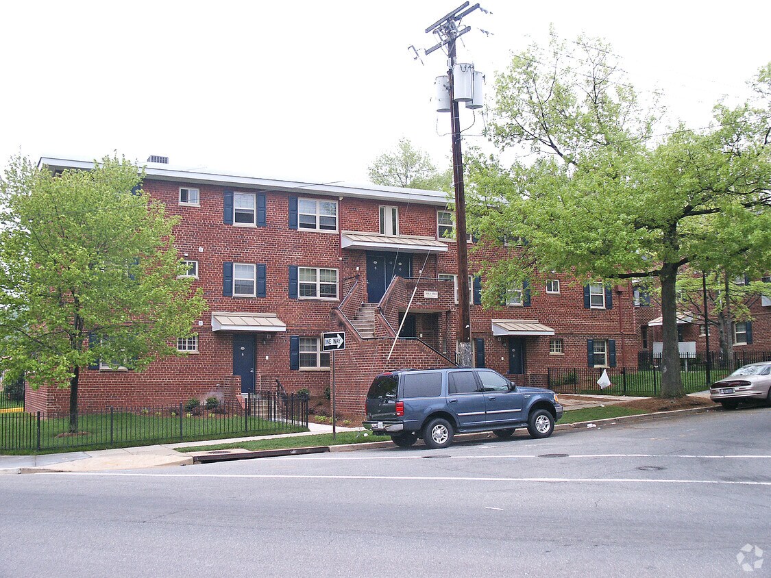 Primary Photo - Hunter Pines Apartments