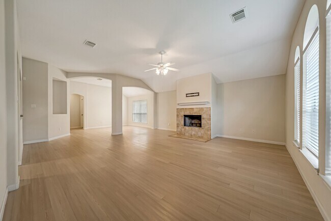 Foto del edificio - 12810 Lakeshore Dr