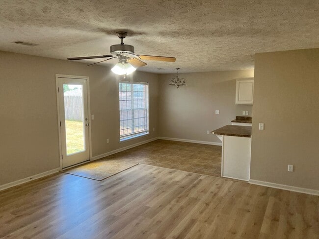 Foto del edificio - Charming 3 Bed 2 Bath Home