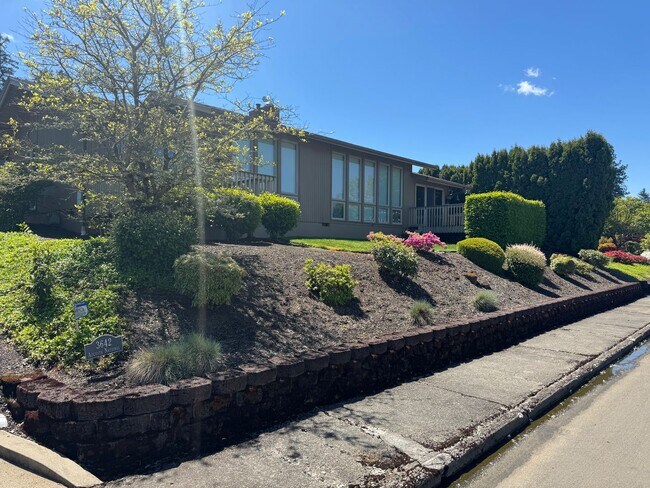 Building Photo - 2 Bedroom 2 Bath Home with Hardwood Floors!