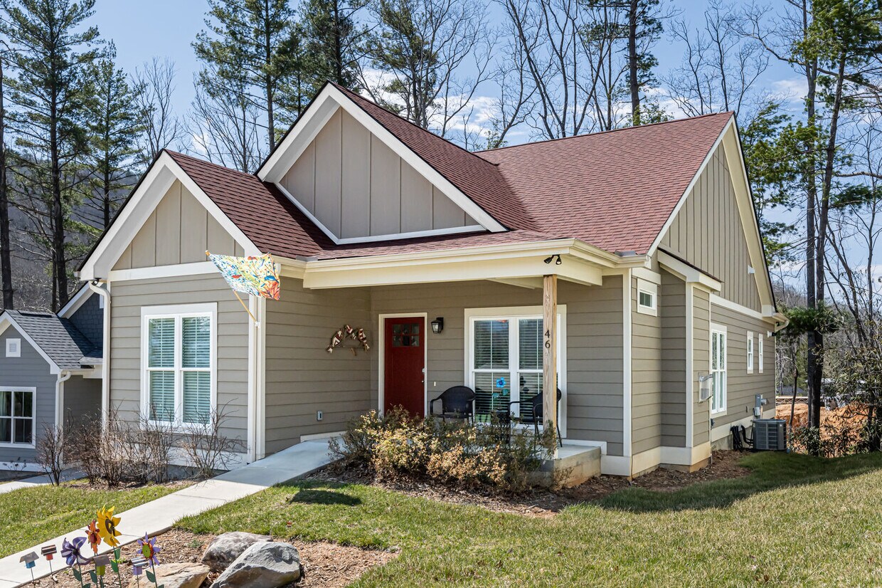 46 Westside Vlg Rd, Fairview, NC 28730 House Rental in Fairview, NC