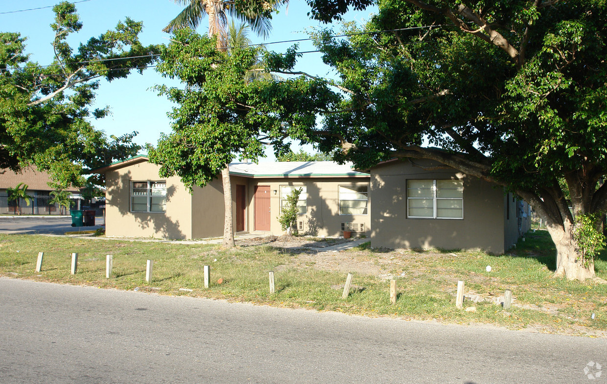 Primary Photo - 1541-1545 NW 7th St