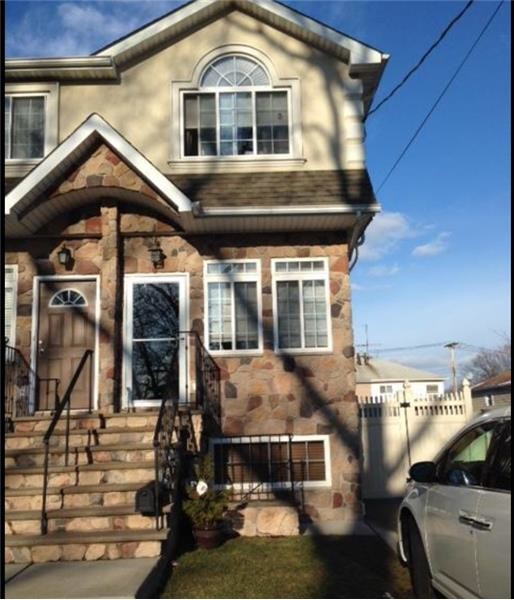 Primary Photo - 451 Robinson Ave