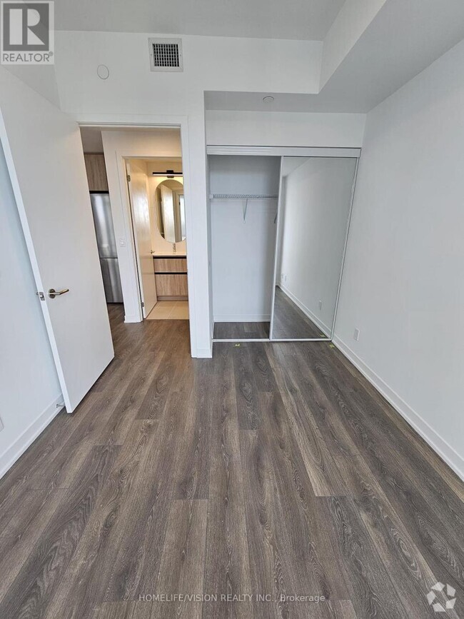 Building Photo - 7950-7950 Bathurst St