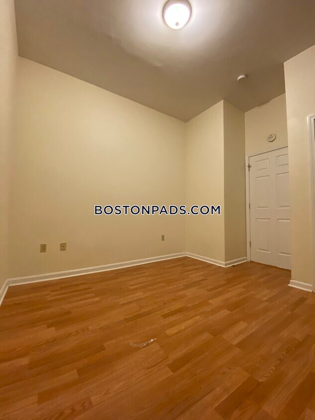 Primary Photo - 81 Essex St