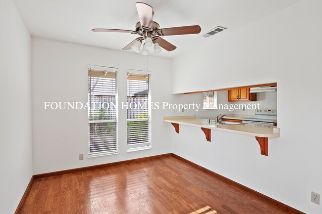 Foto del edificio - Light Filled 3BR/2BA End Unit in Marinwood!  Community Pool!  Covered Parking!  FOUNDATION