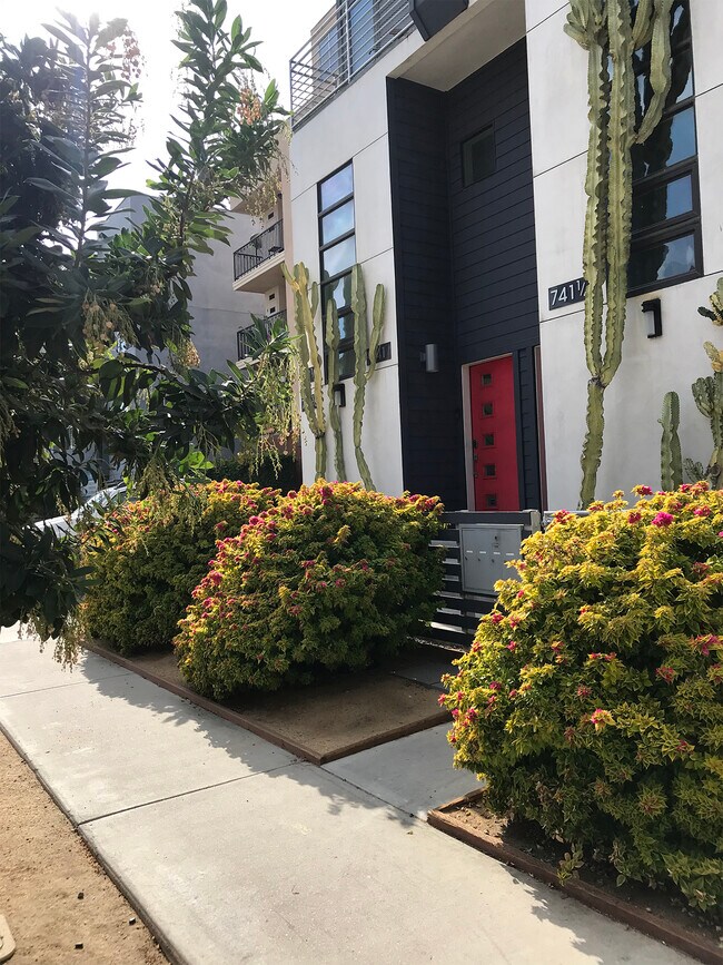 Vista de la acera - 741 Wilcox Ave