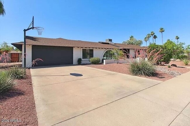 Building Photo - 3013 S Fairway Dr