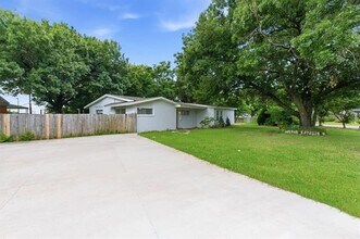Building Photo - 2204 Dunloe Ave