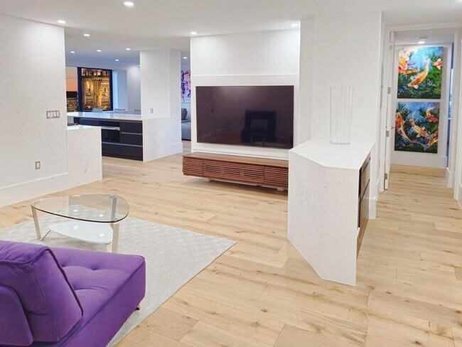 *Pictures are representative samples of the advertised unit. In some cases, the actual units you to - 40 Rowes Wharf