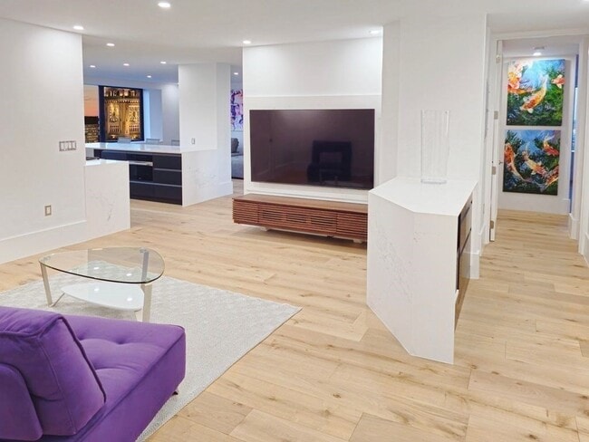 *Pictures are representative samples of the advertised unit. In some cases, the actual units you to - 40 Rowes Wharf
