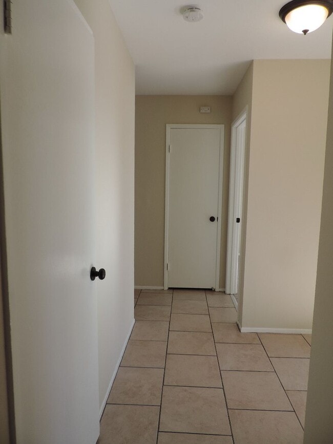 Building Photo - MG11-1036-1038 Dodge Drive