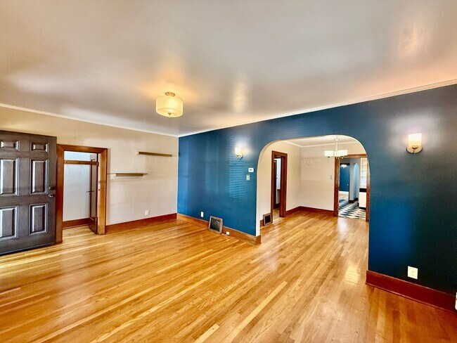 Building Photo - Charming 1925 Hillside Bungalow | Downtown Colorado Springs