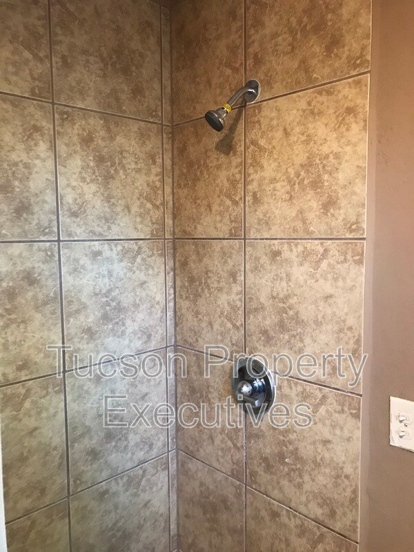 Foto del edificio - 232 W Flores St