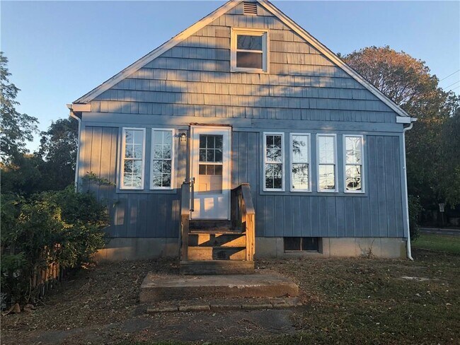 Building Photo - 713 Metacom Ave
