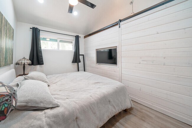 Foto del edificio - 10003 Helix Mont Cir