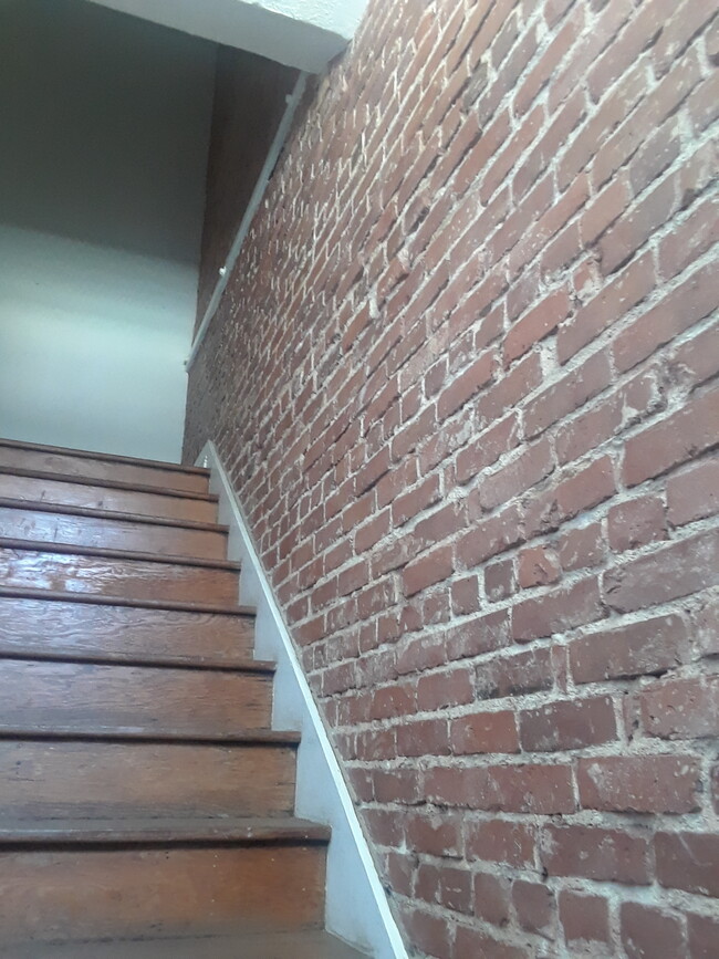 Building Photo - 126 S Market St