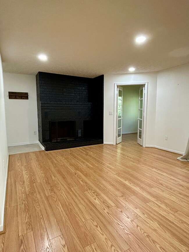 Building Photo - Well maintained second level 2 bedroom con...
