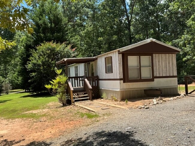 Building Photo - 2 bedrooms, 1 full bath located on a quiet...