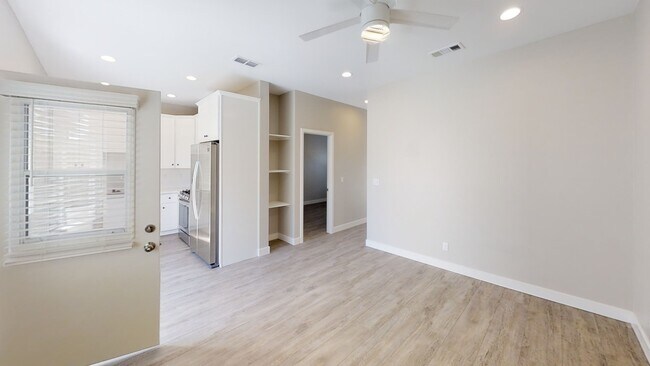 Building Photo - 4BD/2BA, Private Yard!