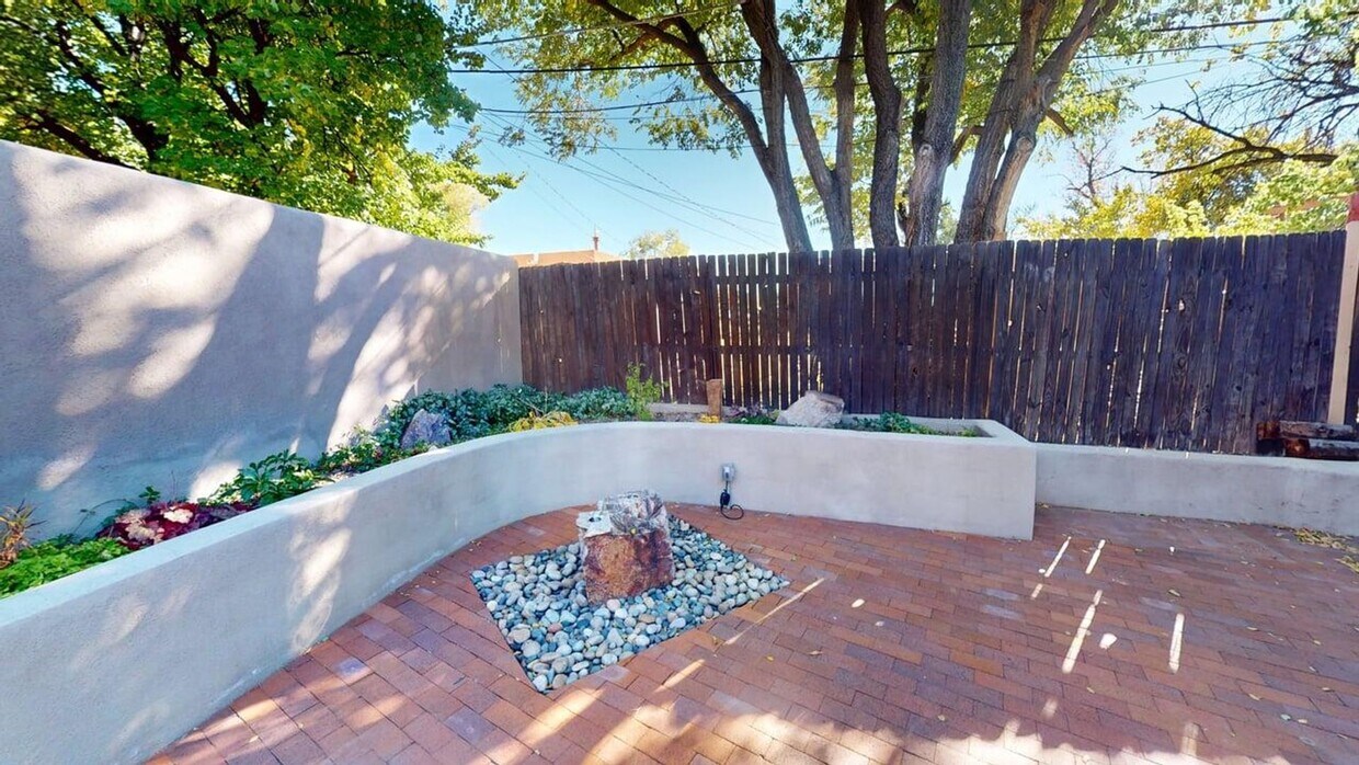 Foto principal - This historic South Capitol home with incr...