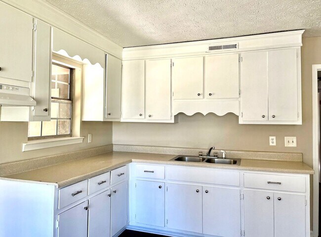 Building Photo - Garden Lakes Blvd #2803
