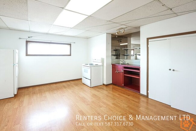 Building Photo - Cat Friendly Bachelor Unit in Downtown Taber