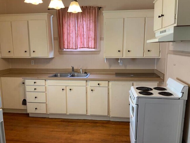 Building Photo - Super cute 2 bedroom/1 bathroom house loca...
