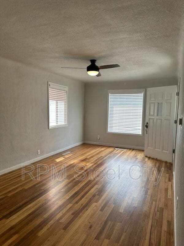 Foto del edificio - 2410 St Clair Ave.