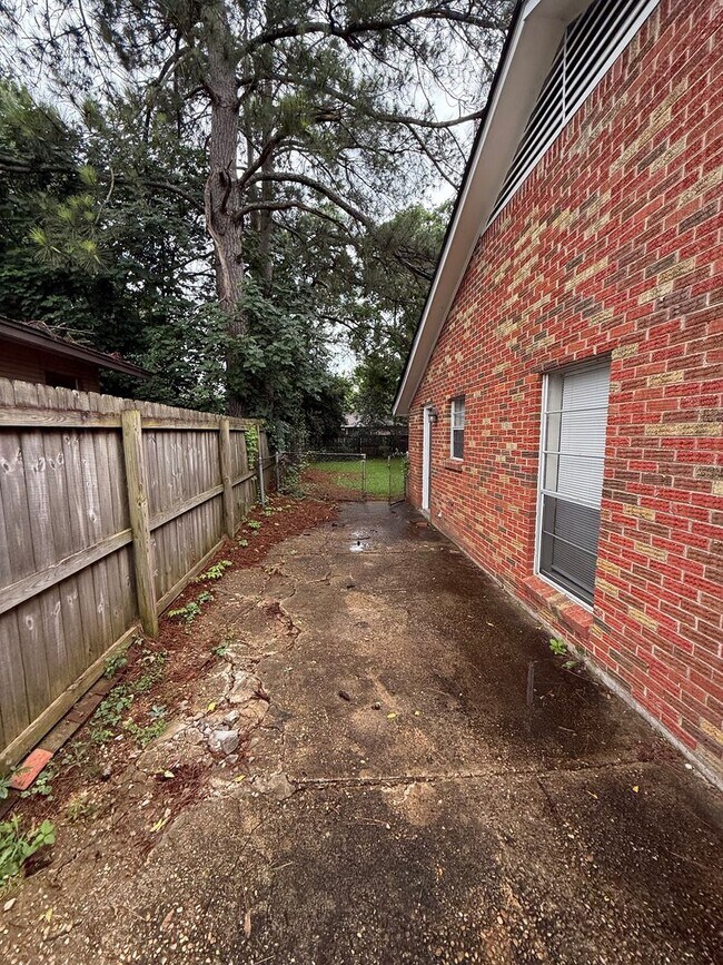 Foto del edificio - 5712 Roxboro Dr