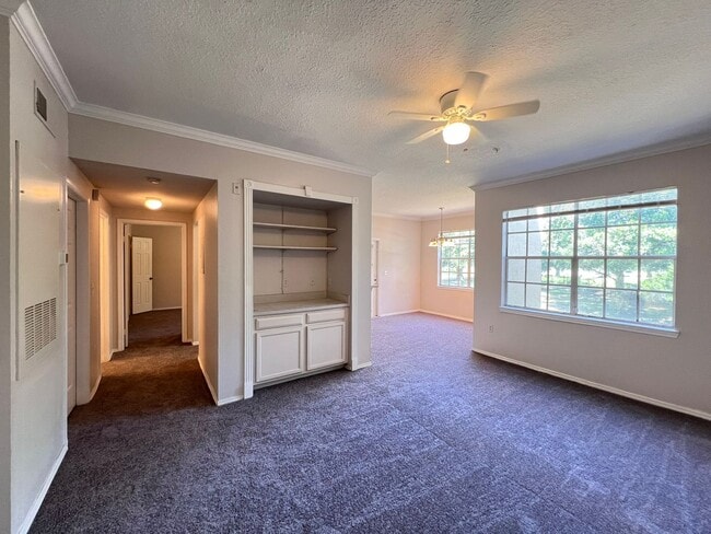 Building Photo - Spacious 1/1 condo!