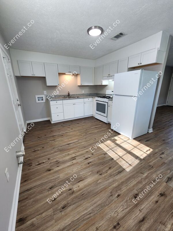 Building Photo - 4222 Sunset Dr