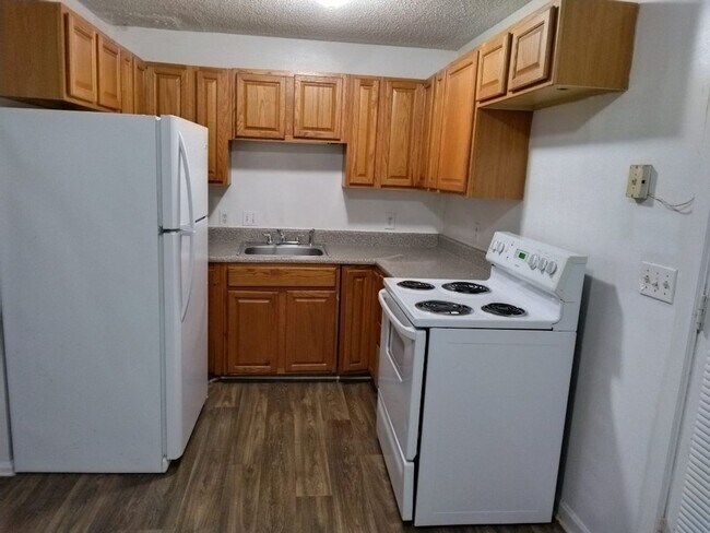 Building Photo - Awesome 2 Bed/1.5 Bath T'House!  Only $1,0...