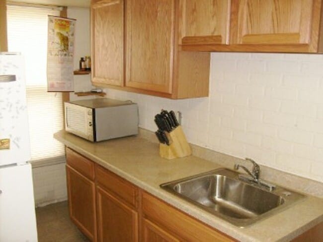 Foto del edificio - Spacious 3-Bedroom House with Parking & Pr...