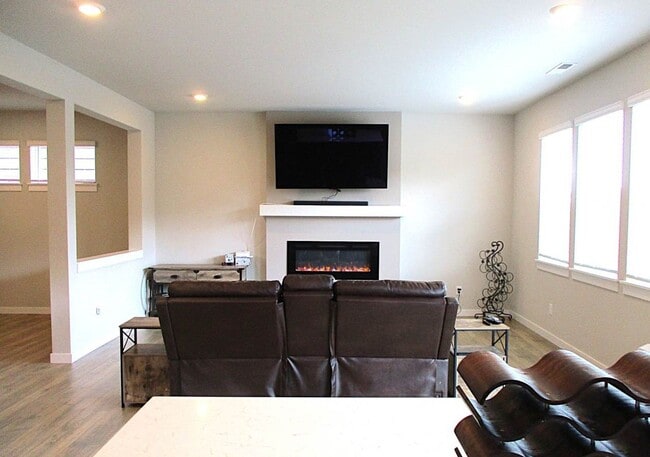 Building Photo - 5-Bedroom Home in Stetson Heights Backing to Greenbelt