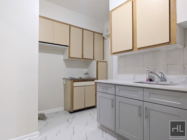 Building Photo - Huge renovated apartment 34 ROAD