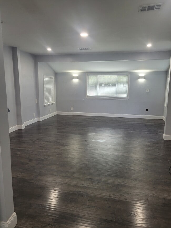Building Photo - 214 Maplewood Dr