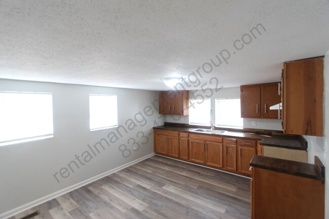 Building Photo - Totally Renovated! 2 Bedroom 1 Bath - New ...