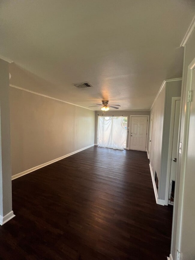 Building Photo - Updated and ready for tenant....