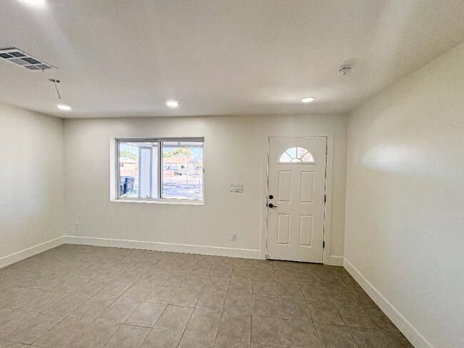 Building Photo - 458 S Mulberry