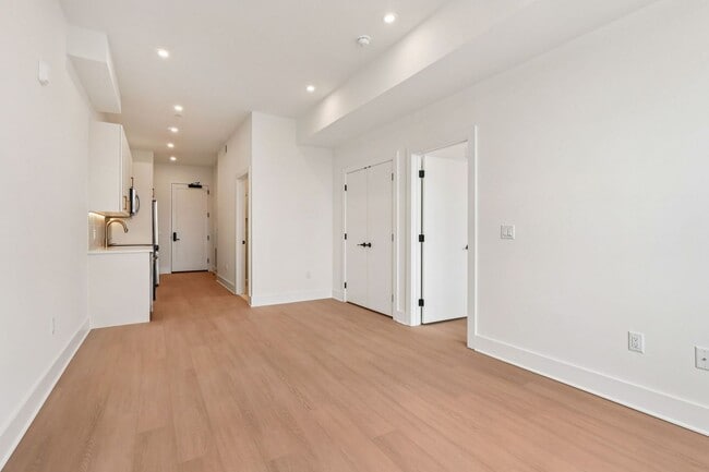 Interior Photo - 20 West