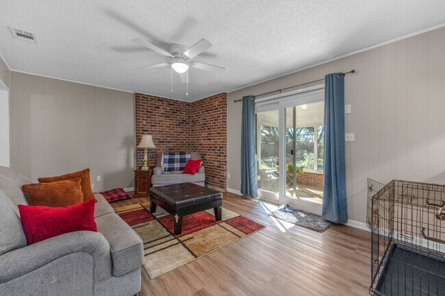 Building Photo - Gulf Breeze High School District Home Avai...