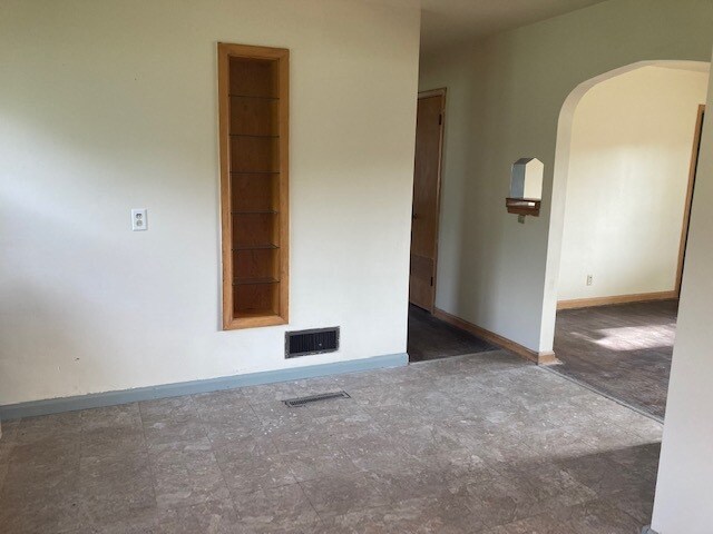 Building Photo - 631 S Bellevue Ave